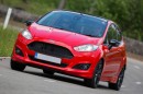 Roter Ford Fiesta Sport mit schwarzen Dach