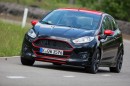 Schwarzer Ford Fiesta Sport mit roten Dach