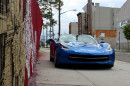Standaufnahme von eine Chevrolet Corvette Stingray Convertible in blau