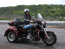 Frau fährt eine Harley-Davidson Tri Glide Ultra