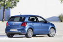 Der Volkswagen Polo Blue GT rollt auf 17 Zoll Rädern und die Rückleuchten sind abgedunkelt