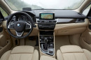 Der Innenraum des BMW 225i Luxury Line mit Ledersitzen