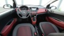Der Innenraum des Hyundai i10 Sport mit rot schwarzen Sitzen