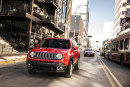 Roter Jeep Renegade in der Frontansicht Fahraufnahme