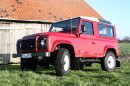 Roter Land Rover Geländewagen Defender 90 Station Wagon