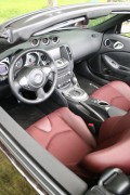 Zweifarbiges Leder und Alcantara für die Sitze des Nissan 370 Z Roadster