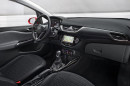 Die Sitze, Lenkrad, Mittelkonsle im Innenraum des Opel Corsa E