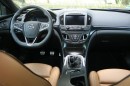 Das Cockpit des Opel Insignia Country Tourer 2.0 SIDI Turbo mit jede Menge Leder