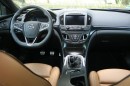 Das Cockpit des Opel Insignia Country Tourer 2.0 SIDI Turbo mit jede Menge Leder
