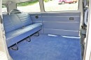 Die Sitzbank im VW Bus Bulli in Blau