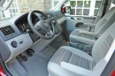Das Cockpit des VW California mit zweifarbigen Sitzen