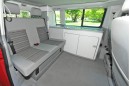 Der Innenraum des VW California mit Sitzbank für drei Personen