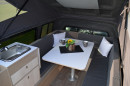 Tisch, Küche und Sitzgelegenheit im Volkswagen Amarok Traveler