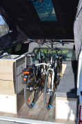 Fahrräder auf der Ladefläche des Volkswagen Amarok Traveler