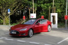 Tesla Model S 85 Performance in rot beim Strom Laden