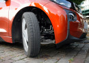 Die schmalen Reifen des Elektroautos BMW i3