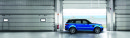 Blauer Range Rover Sport in der Seitenansicht SVR