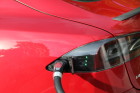 Von hier aus lädt man den Tesla Model S 85 Performance mit Strom