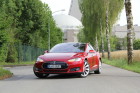 Die Frontansicht eines roten Tesla Model S 85 Performance