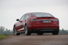 Heckansicht des Elektroautos Tesla Model S 85 Performance