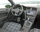 Das Cockpit des VW Golf GTE mit Sportsitzen inklusive