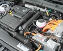 Der TSI Benzinmotor des VW Golf GTE unter der Haube