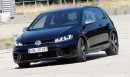 Fahraufnahme von einem schwarzen Volkswagen Golf R 2015
