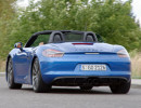 Blauer Porsche Boxster GTS 2014 bei einer Probefahrt