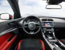 Das Jaguar XE Cockpit in den Farben rot und schwarz