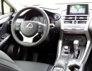 Das Cockpit des kompakten SUV Lexus NX300h