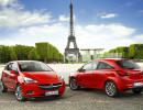 Frontansicht und Rückansicht eines roten Opel Corsa