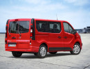 Opel Vivaro Combi in rot in der Heckansicht