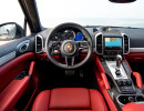 Das Cockpit des Porsche Cayenne Turbo 2015 mit roten Ledersitzen