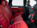 Rote Lederausstattung im Porsche Cayenne Turbo Modell 2015