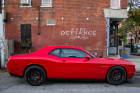 Roter Dodge Challenger SRT Hellcat in der Seitenansicht