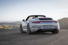 Porsche 911 Carrera 4 GTS Cabriolet in weiß in der Heckansicht
