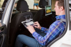 Volkswagen-Workshop zu Innovationen: Die Halterung fürs Tablet als Bildschirm fürs Infotainment oder als Arebeitsplatz.