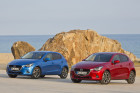 Mazda2 in Blau und in Rot