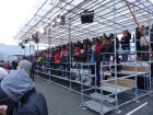 Volvo-Crashtest: 150 Journalisten im Morgengrauen auf dem Volvo-Testgelände in Göteborg, wartend.