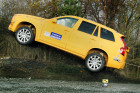 Volvo XC 90 beim "Abflug" nach einem Verlassen der Straße mit 80 km/h.