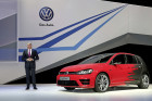 CES 2015: VW-Entwicklungsvorstand Dr. Heinz-Jakob Neußer mit dem Golf R Touch.