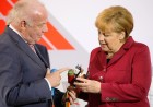 Kanzlerin Merkel mit Steckerwirrwarr
