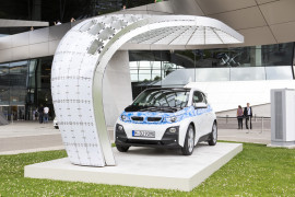 Eight-Solarladestation vor der BMW Welt