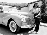 Rita Hayworth mit ihrem Lincoln Continental Coupé von 1941
