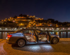 BMW 750Li xDrive bei Dunkelheit