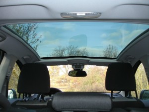 Panoramadach mit elektrisch bedienbarer Sonnenblende