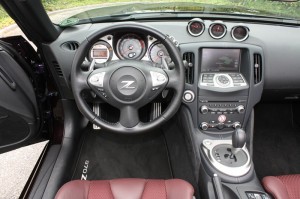 Cockpit des Nissan Roadster 370Z