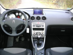 Der Innenraum des Peugeot 308 Active VTI 1,6 - Hier das Armaturenbrett