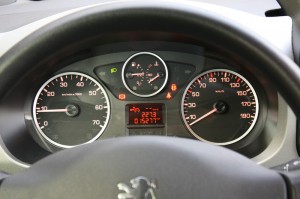 Das Tachometer des Peugeot Partner Tepee