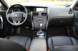Armaturenbrett des Renault Latitude dCi 175 FAP